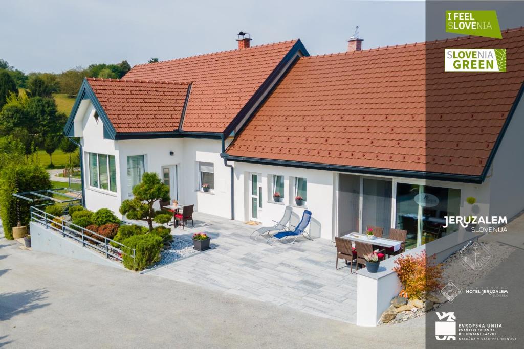 una rappresentazione di una casa con tetto rosso di POD OREHI - Hiša na podeželju - RAZPRŠENI HOTEL Jeruzalem Slovenija a Miklavž pri Ormožu