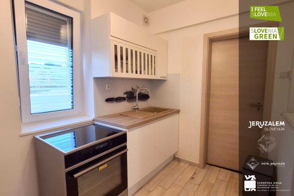 Kuchyň nebo kuchyňský kout v ubytování POD OREHI - Hiša na podeželju - RAZPRŠENI HOTEL Jeruzalem Slovenija
