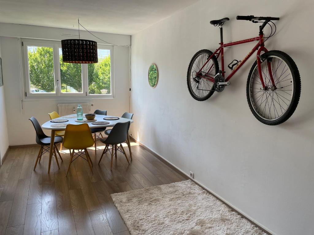 uma bicicleta pendurada numa parede numa sala de jantar em Chaleureux appartement. Dinan em Dinan
