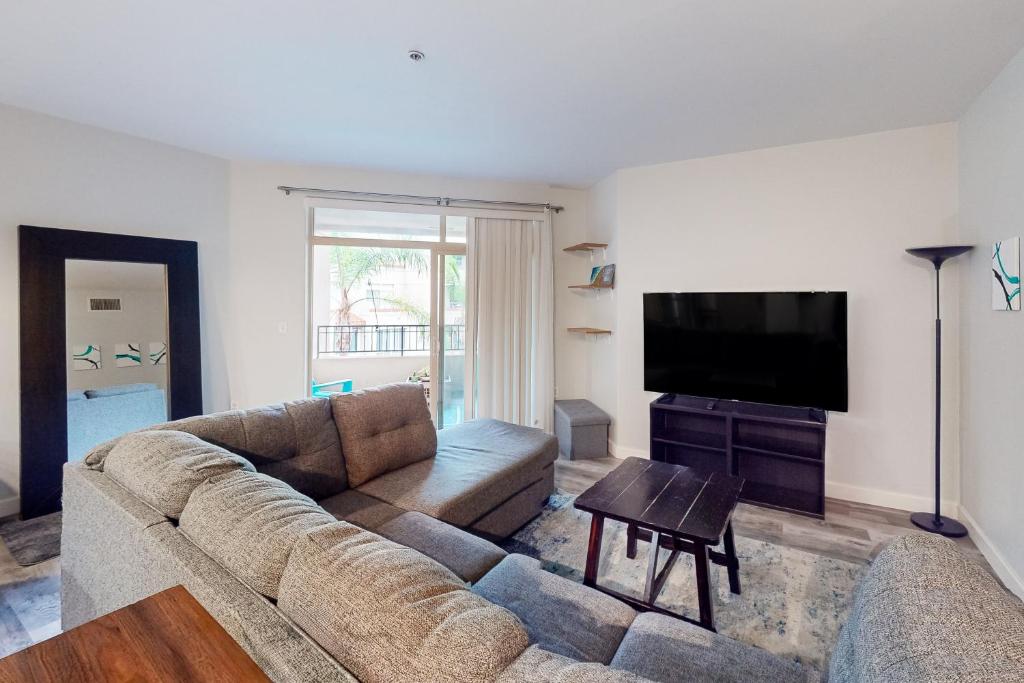 sala de estar con sofá y TV de pantalla plana en San Diego's Diamond en San Diego