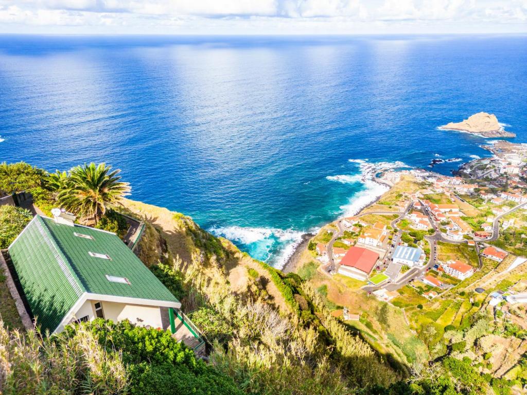 una casa en un acantilado junto al océano en Green Valley by Madeira Sun Travel, en Porto Moniz