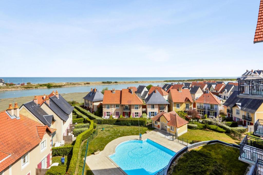una vista aérea de una finca residencial con piscina en Résidence Port Guillaume - maeva Home - Studio 2 personnes Sélection MAE-3802, en Dives-sur-Mer