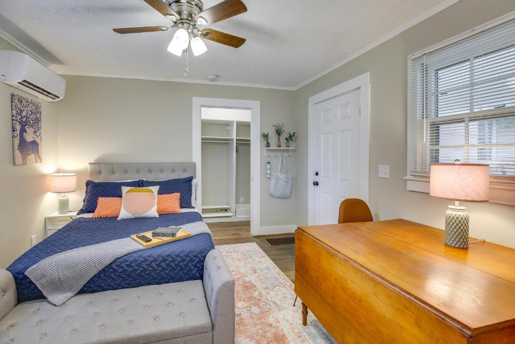 um quarto com uma cama, um sofá e uma mesa em Downtown Wilmington Studio - Pets Welcome! em Wilmington