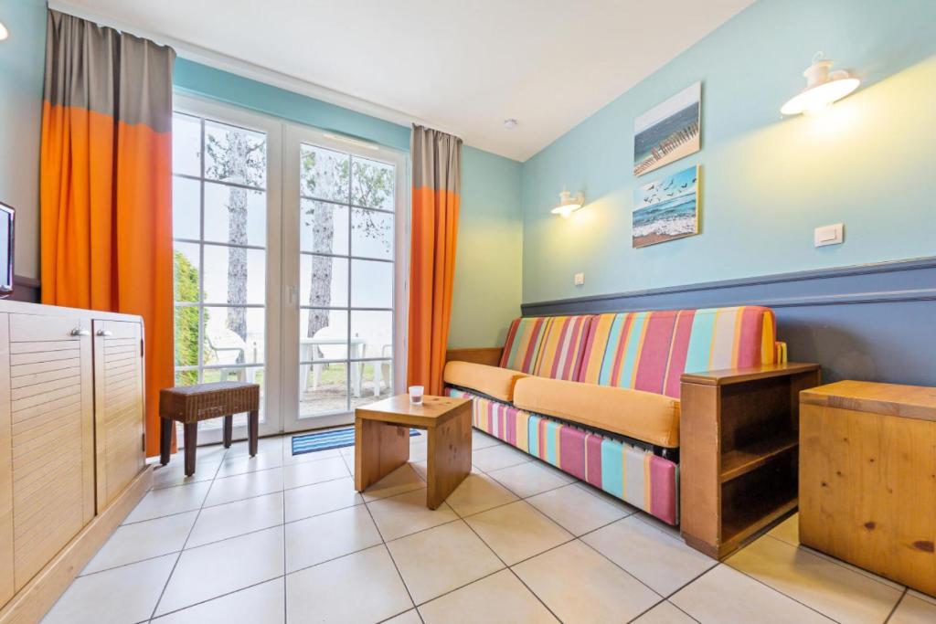 ein kleines Zimmer mit einem Bett und einem Fenster in der Unterkunft Les Maisons de Belle Dune - maeva Home - Maison 2 pièces 5 personnes Sélection MAE-4185 in Fort-Mahon-Plage