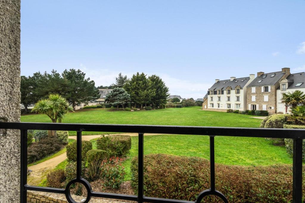 une vue depuis le balcon d'une maison dans l'établissement Résidence Port du Crouesty - maeva Home - Appartement duplex 3 pièces 7 personnes Confort MAE-4811, à Arzon