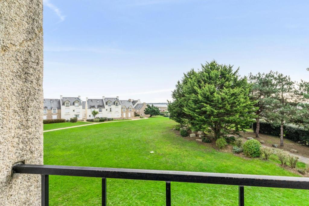 - une vue depuis le balcon d'une maison avec une cour dans l'établissement Résidence Port du Crouesty - maeva Home - Appartement duplex 3 pièces 7 personnes Confort MAE-4800, à Arzon
