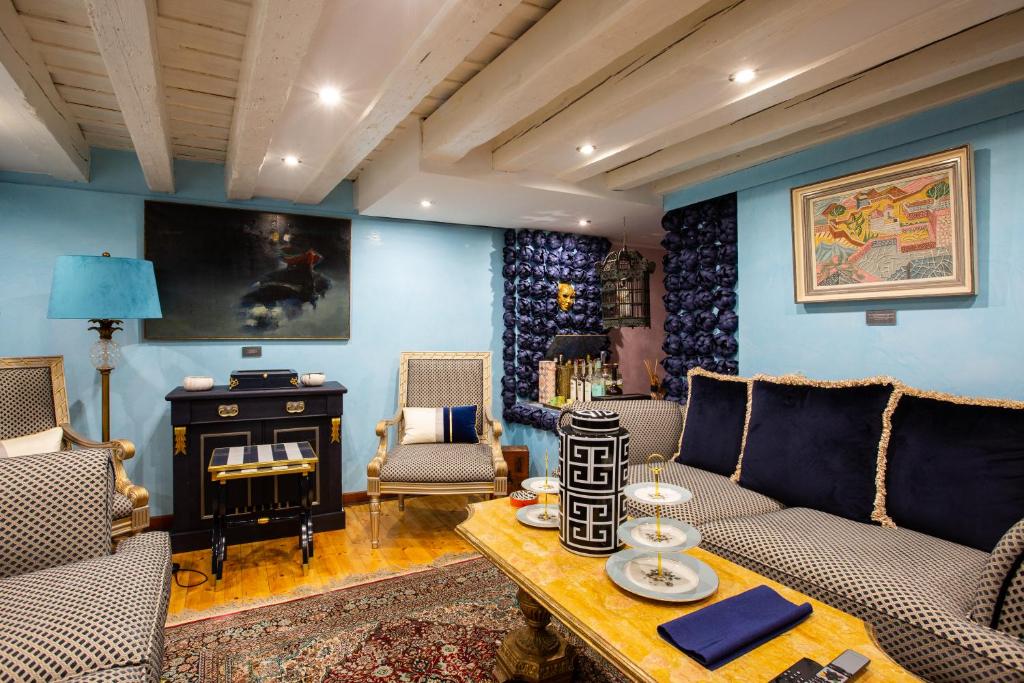 a living room with blue walls and a table and chairs at Luxury apartment in Venice in Venice