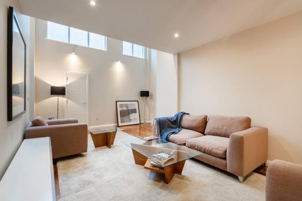 een woonkamer met een bank en een tafel bij Luxury 2 bedroom flat in Holborn in Londen