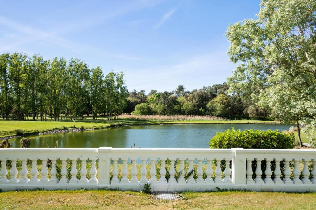 une clôture blanche devant un lac dans l'établissement Résidence Port Bourgenay - maeva Home - Studio 4 personnes - Sélection MAE-3196, à Talmont-Saint-Hilaire