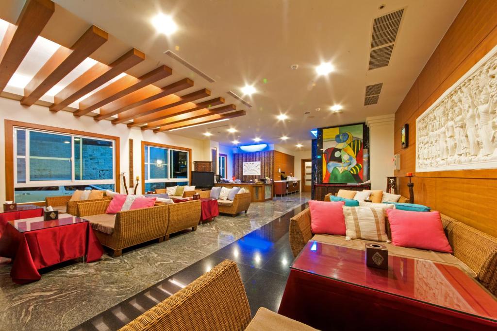 un ampio soggiorno con divani e tavoli di Seasons Bali Fashion Inn a Kenting