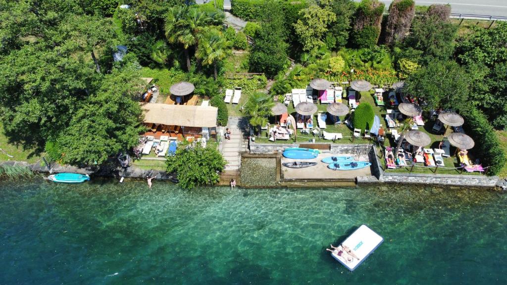 eine Luftansicht eines Resorts auf dem Wasser in der Unterkunft Exclusive PrivateBeach - Explora Lake 3 in Omegna