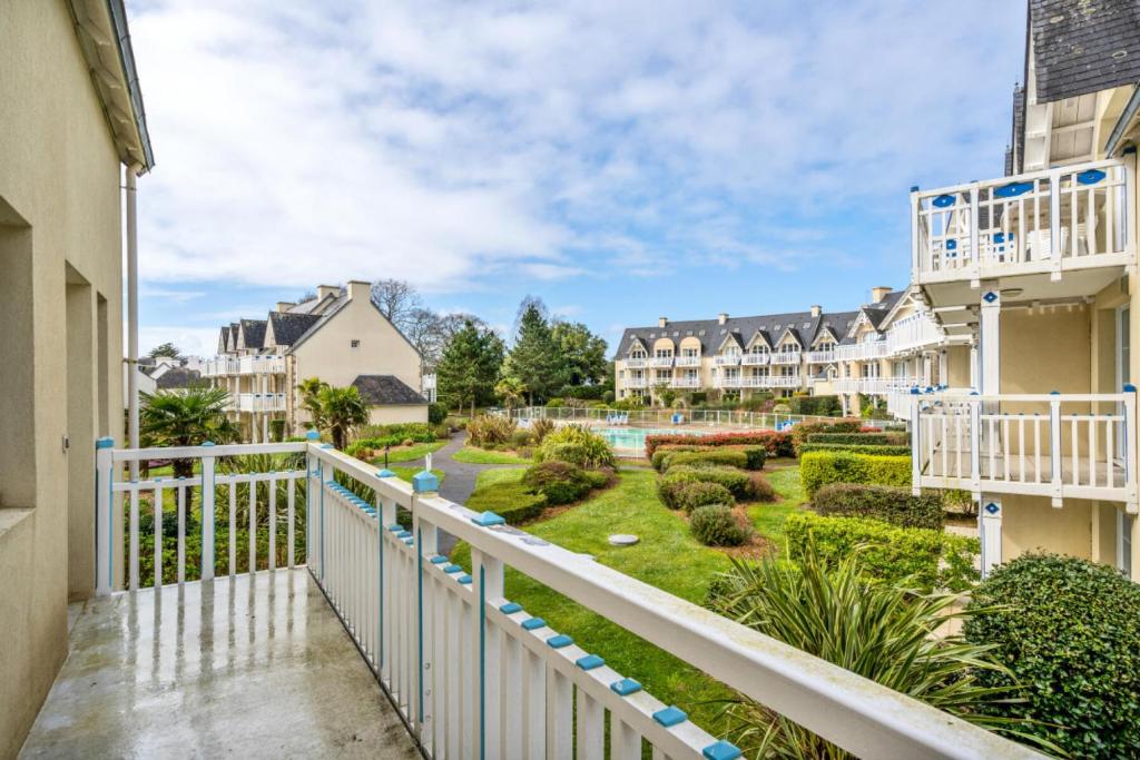 d'un balcon avec vue sur la cour. dans l'établissement Résidence Cap Azur - maeva Home - Appartement 2 pièces 5 personnes - Confort MAE-4229, à Fouesnant