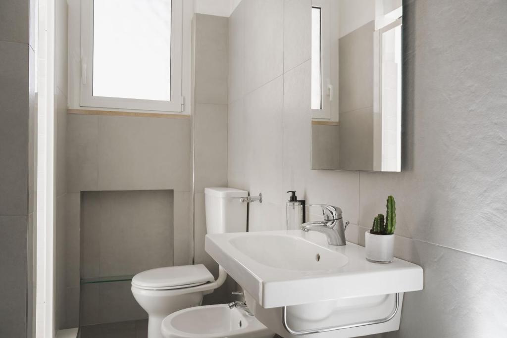 A bathroom at Hotel Roxy & Beach