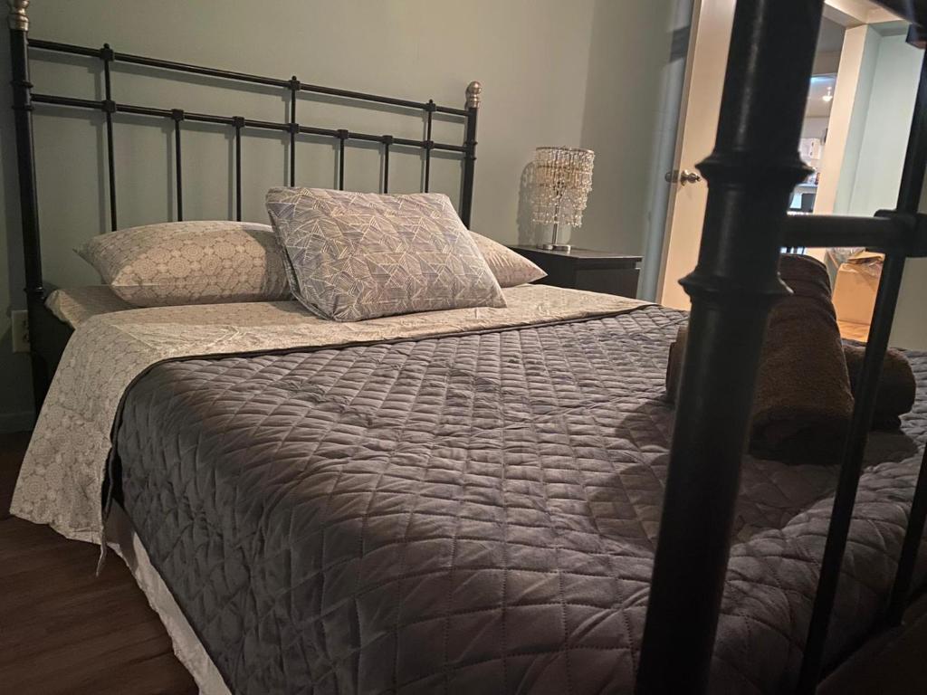 Un pat sau paturi într-o cameră la Los Angeles Zen Home