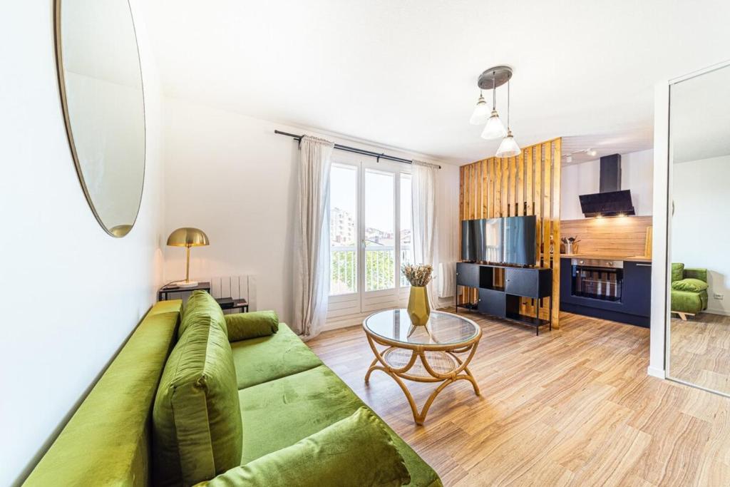 un salon avec un canapé vert et une table dans l'établissement Studio with semi-open bedroom Near Part-Dieu & Tram, à Lyon