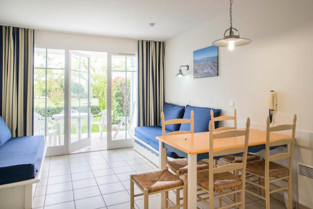une salle à manger et un salon avec une table et des chaises dans l'établissement Résidence Port Bourgenay - maeva Home - Studio 5 Personnes Sélection MAE-2339, à Talmont-Saint-Hilaire