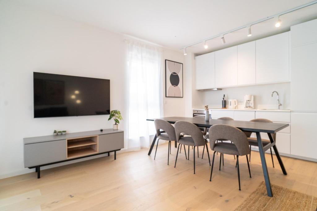 - une cuisine et une salle à manger avec une table et des chaises dans l'établissement A Apartments, à Zadar