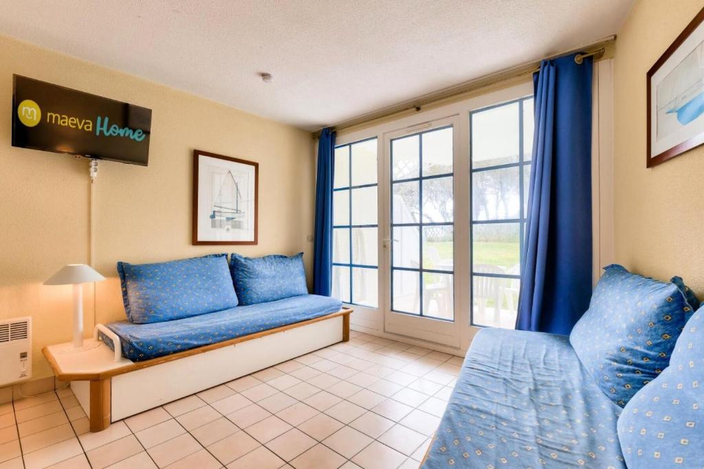 un salon avec un canapé et une fenêtre dans l'établissement Résidence Port Bourgenay - maeva Home - Appartement 2 pièces 5 personnes - Confort MAE-7061, à Talmont-Saint-Hilaire