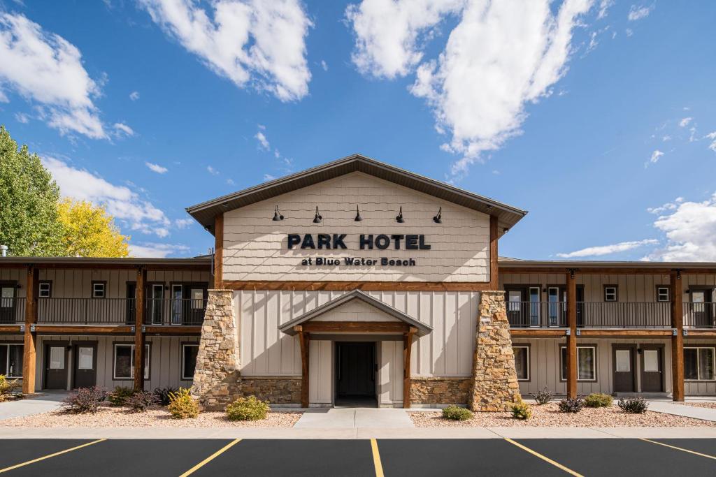 um edifício com uma placa que lê Park Hotel em Sun Outdoors Garden City Utah em Garden City