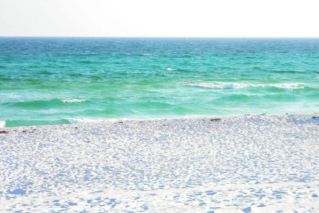 una playa de arena con el océano al fondo en Bluefish 8 Private 2BR Bliss on OKA Island, en Fort Walton Beach