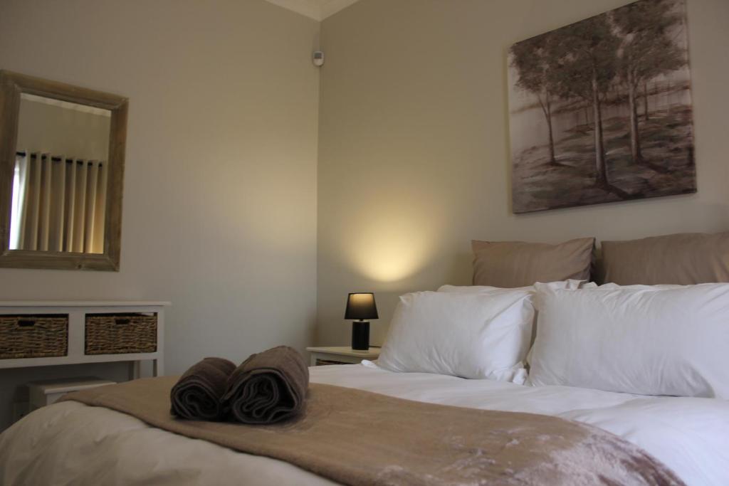 1 dormitorio con 1 cama con 2 toallas en 4499 Desert Rose en Swakopmund