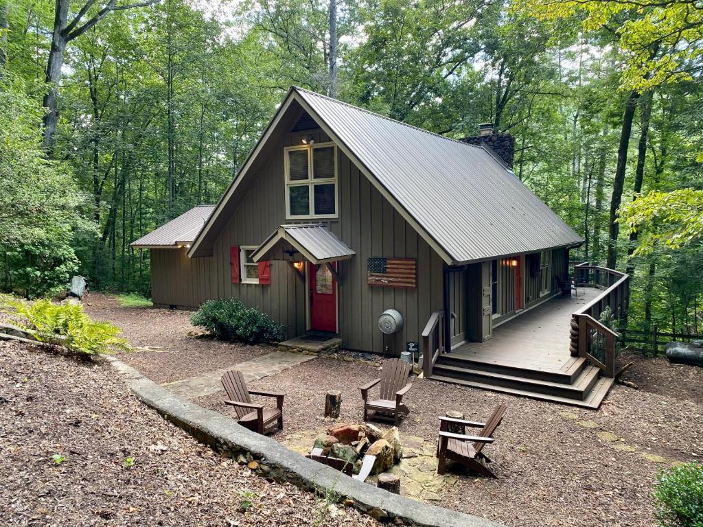 eine kleine Hütte mitten im Wald in der Unterkunft New Listing! Romantic Mountain Hideaway in Dahlonega