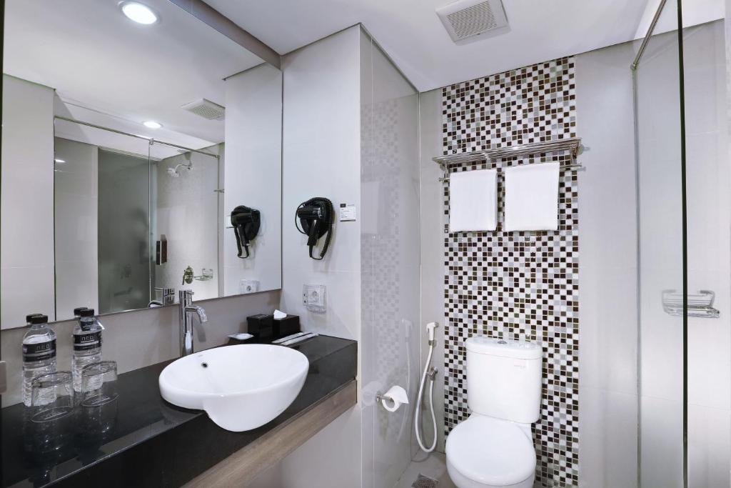 Un baño de Hotel Neo Malioboro by ASTON