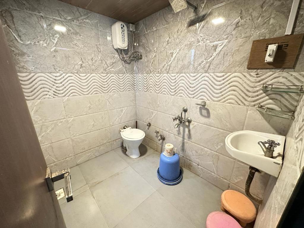 Koupelna v ubytování Chirag Banglow 2BHK