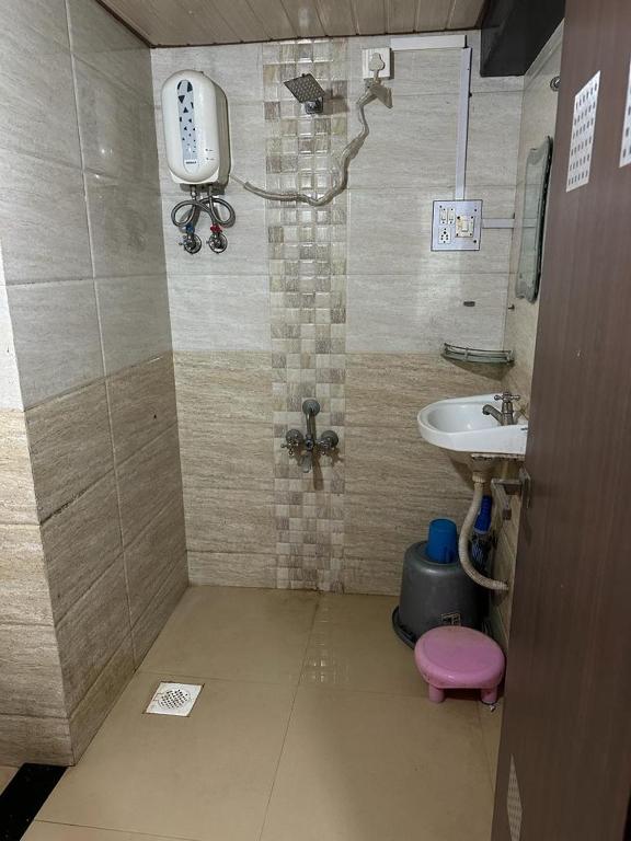 Koupelna v ubytování Chirag Banglow 2BHK