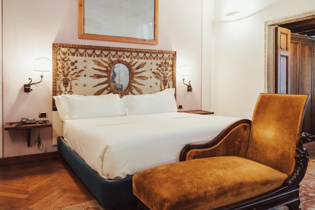 ein Hotelzimmer mit einem Bett und einem Stuhl in der Unterkunft II Guelfo Bianco in Florenz