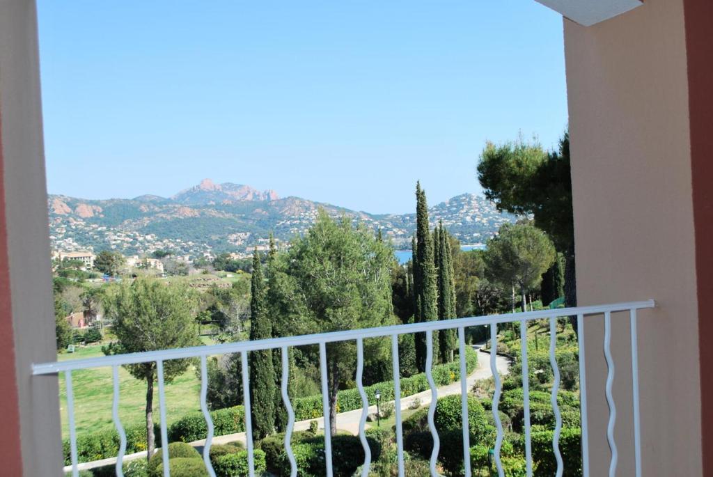 Elle comprend un balcon offrant une vue sur les arbres et les montagnes. dans l'établissement Résidence le Hameau de Cap Esterel - maeva Home - Studio 5 Personnes - Sélection MAE-0154, à Saint-Raphaël