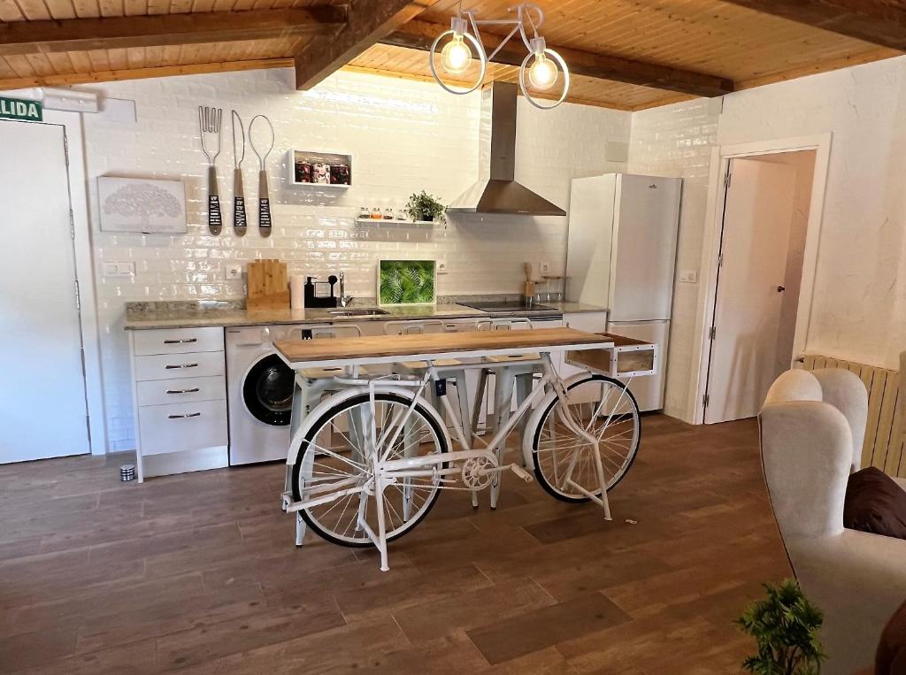 Casa La Pradera Cañete في Cañete: مطبخ مع دراجة متوقفة بجوار منضدة