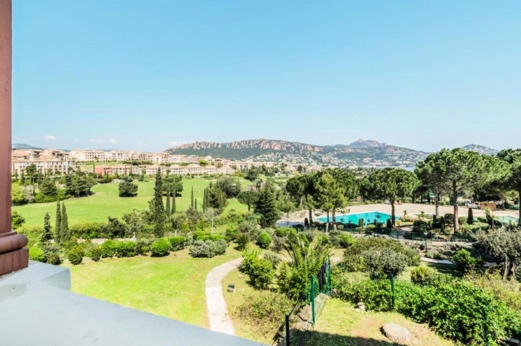 - une vue depuis le balcon d'un complexe avec piscine dans l'établissement Résidence le Hameau de Cap Esterel - maeva Home - Appartement 2 Pièces 5 Personnes - Confort MAE-1268, à Saint-Raphaël