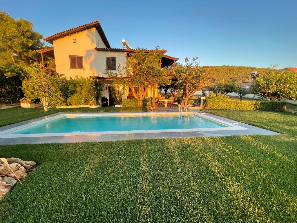 Villa Sounio في سونيو: مسبح في ساحة منزل