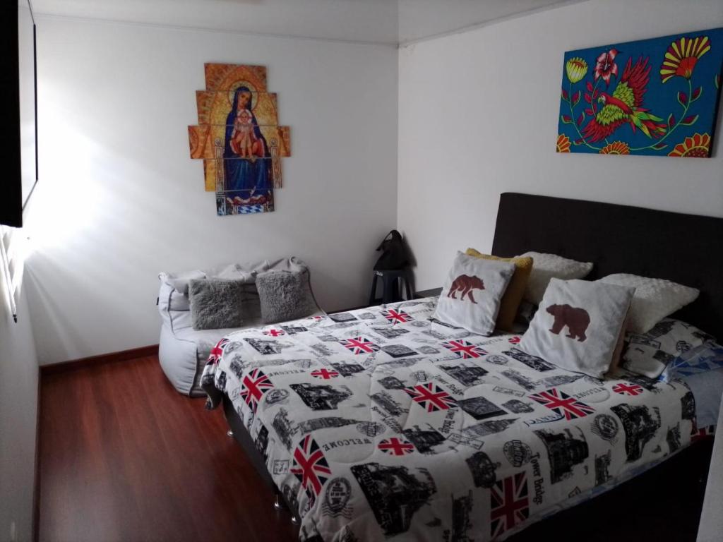 - une chambre avec un lit et un canapé dans l'établissement Apartamento El Rosal Cundinamarca, à El Rosal