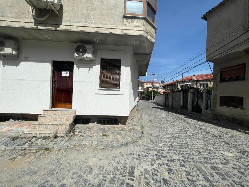 At Pikotiko's - Korca City Rooms for Rent - Image 8