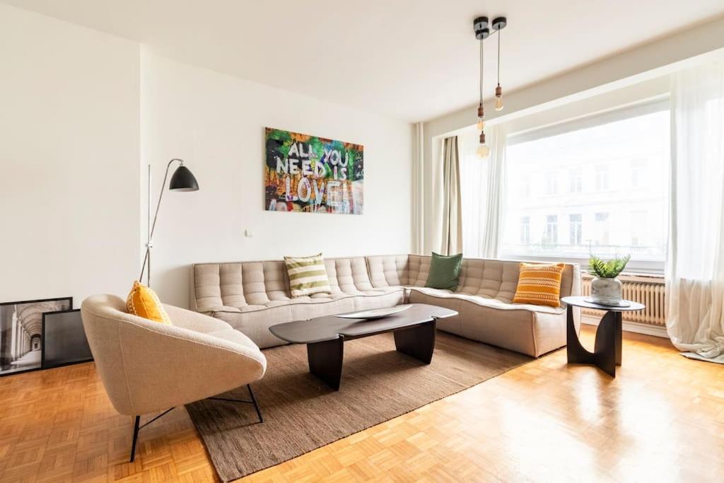 ein Wohnzimmer mit einem Sofa und einem Tisch in der Unterkunft Cosy apart Antwerp city center1 in Antwerpen