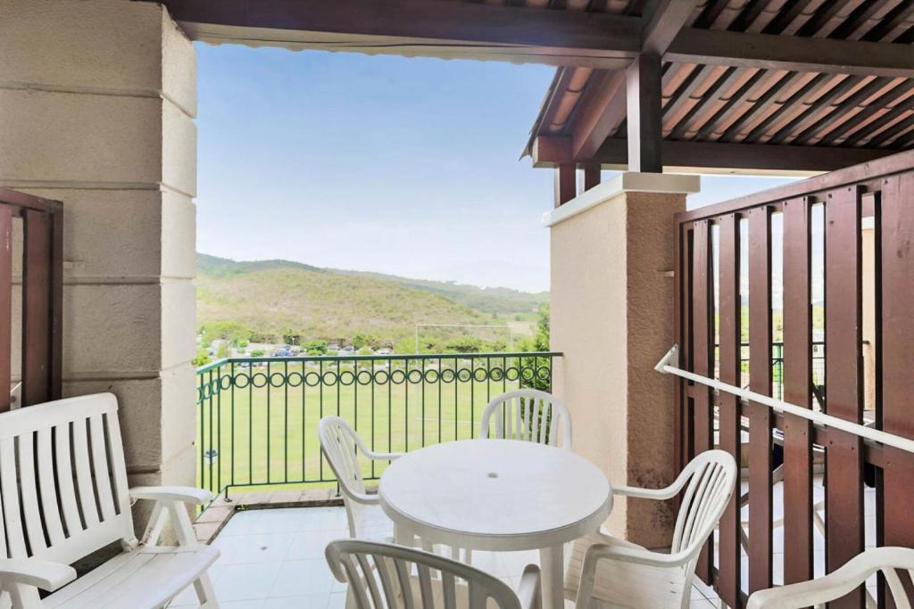 un patio avec une table et des chaises sur un balcon dans l'établissement Résidence le Village de Cap Esterel - maeva Home - Studio 5 Personnes - Confort MAE-2363, à Saint-Raphaël