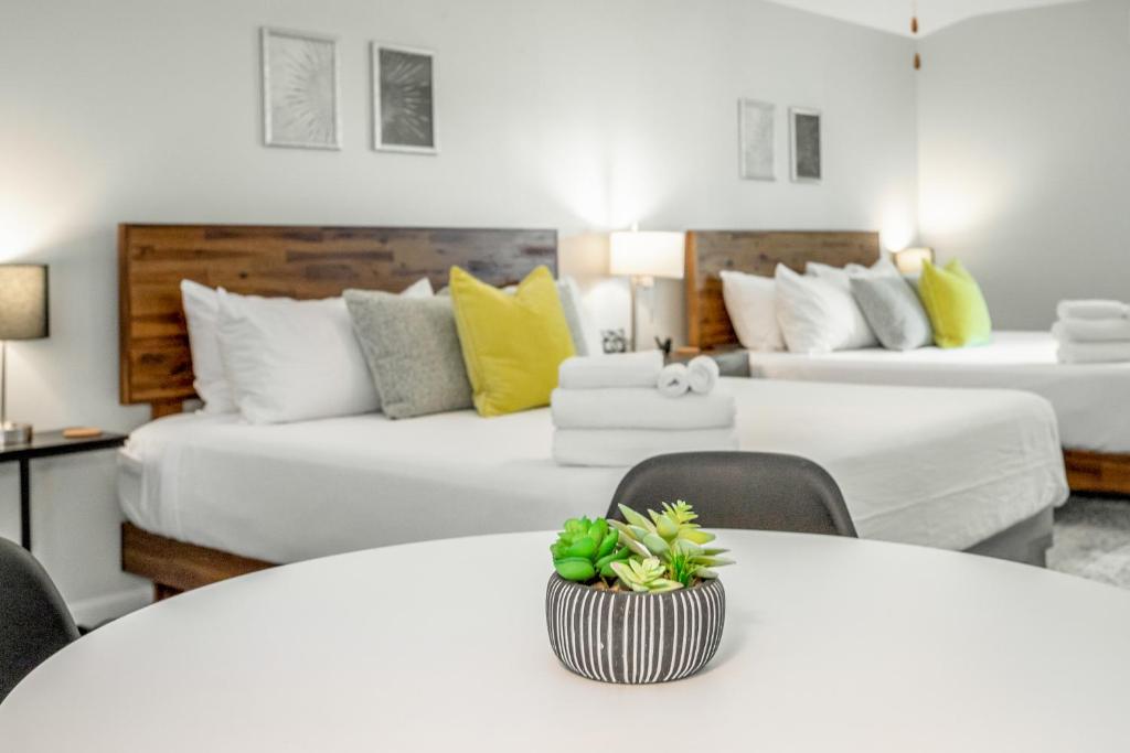 una camera d'albergo con due letti e un tavolo con sedie di 01 The Eames Suite - A PMI Scenic City Vacation Rental a Chattanooga