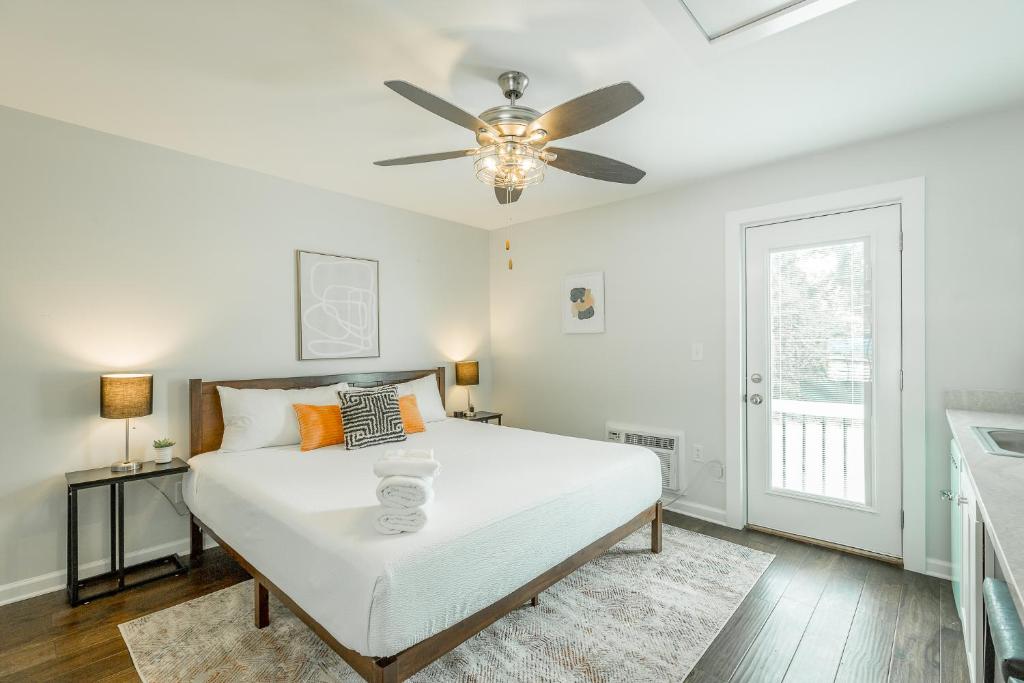 Schlafzimmer mit einem Bett und einem Deckenventilator in der Unterkunft 04 The Ludwig Room - A PMI Scenic City Vacation Rental in Chattanooga
