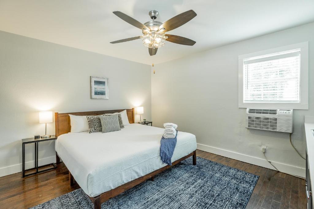 1 dormitorio con 1 cama y ventilador de techo en 06 The Mollino Room - A PMI Scenic City Vacation Rental, en Chattanooga