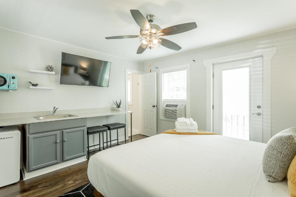 une chambre blanche avec un lit et un ventilateur de plafond dans l'établissement 07 The Gio Room - A PMI Scenic City Vacation Rental, à Chattanooga
