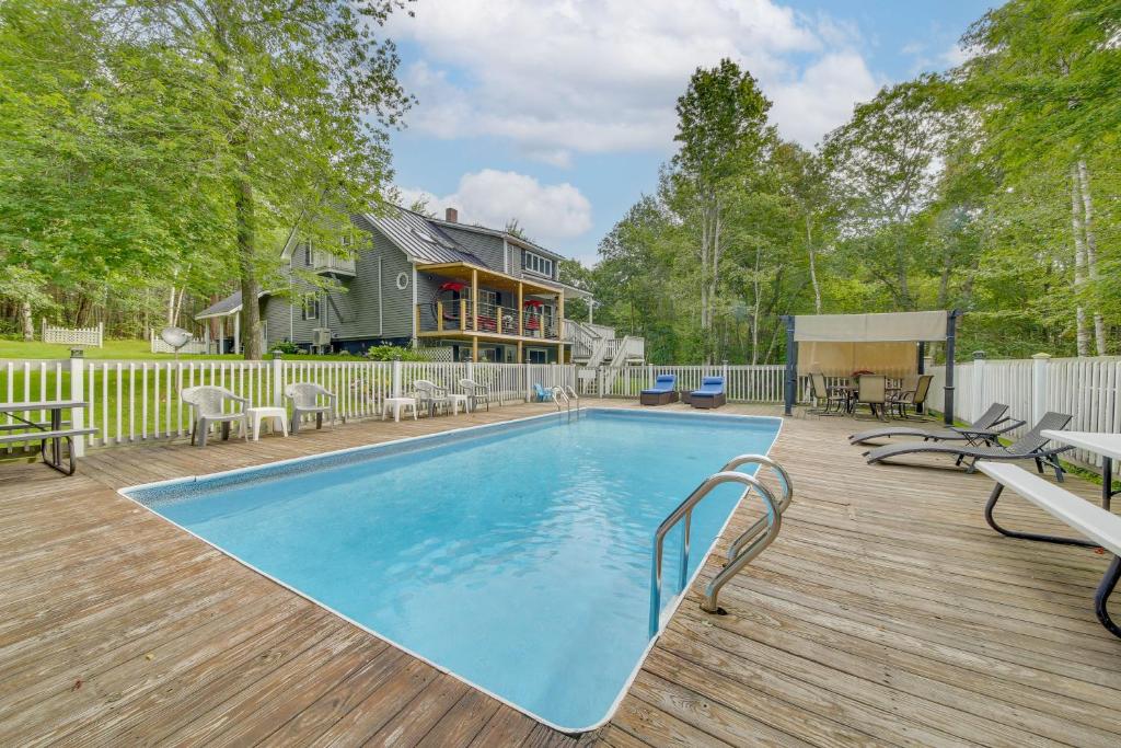 SearsportにあるSearsport Paradise with Private Pool and Patio!の木製デッキ(椅子付)のプール、家