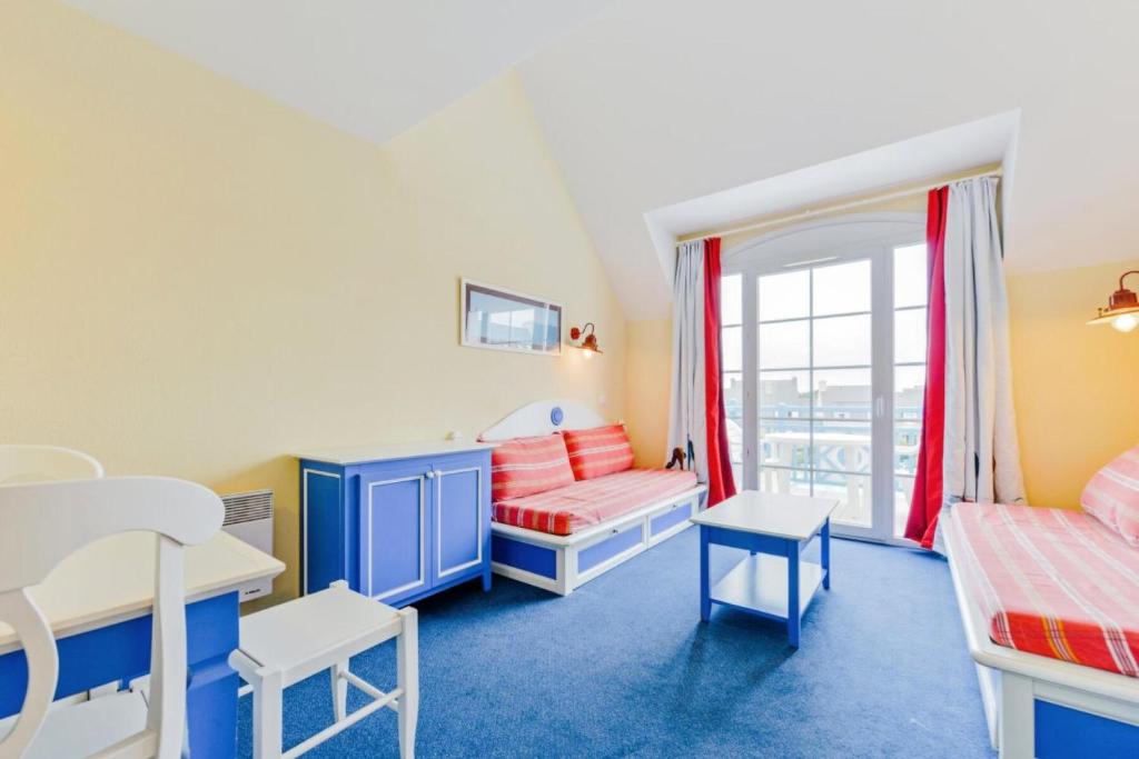 une chambre avec deux lits et une fenêtre dans l'établissement Résidence Cap Marine - maeva Home - 2 Pièces 5 Personnes Confort MAE-1193, au Guilvinec