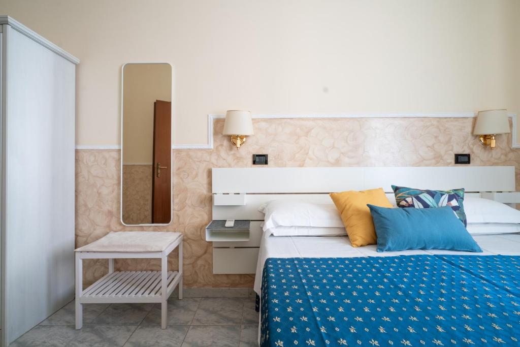 Postel nebo postele na pokoji v ubytování Hotel Ascot