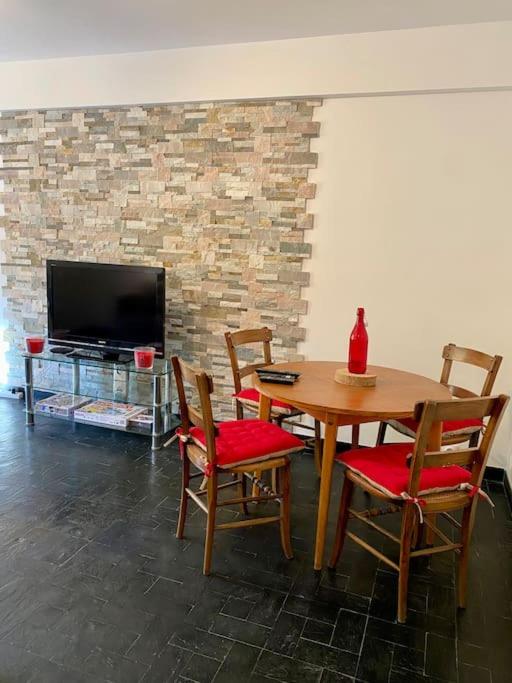 Photo de la galerie de l'établissement Charmant appartement rénové au cœur du village, à Saint-Martin-Vésubie