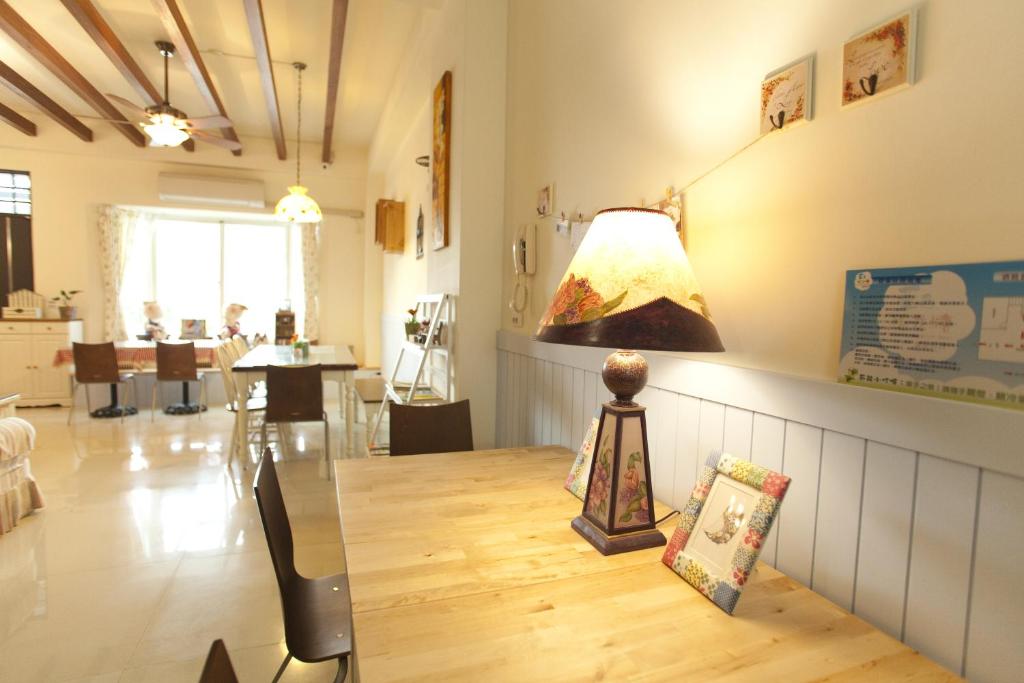 a room with a table with a lamp on it at Blue Cotton Candy B&amp;B in Taitung City