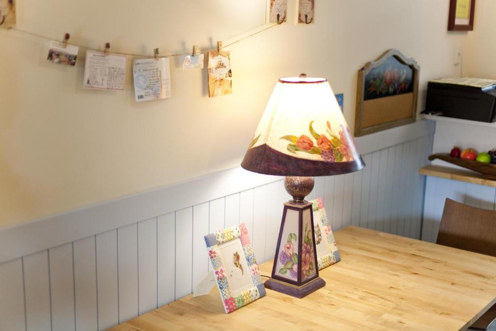 a lamp sitting on top of a wooden table at Blue Cotton Candy B&amp;B in Taitung City