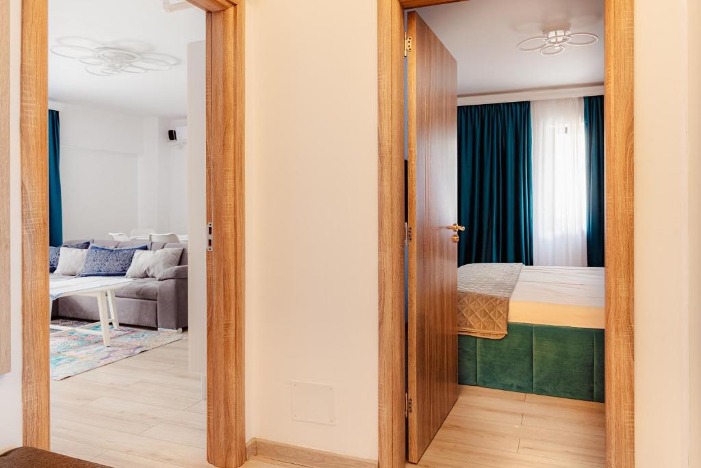 een kamer met een deur naar een slaapkamer bij The blue Norwegian house in Boekarest