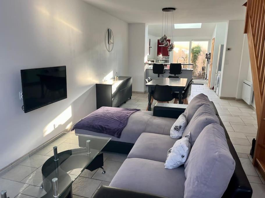 un salon avec deux lits et un canapé dans l'établissement Maison proche CNPE, à Saint-Folquin